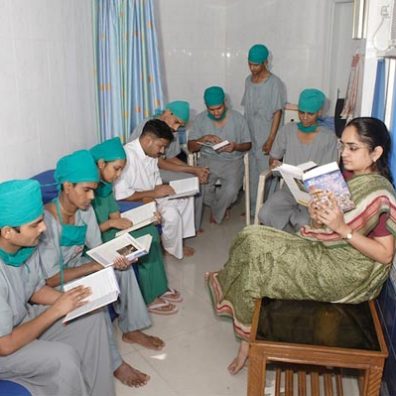 doctors-reading-bhaktivedanta-hospital